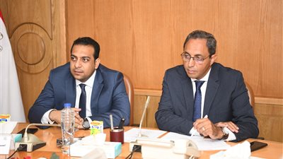 خلال اللقاء الأسبوعي.. محافظ قنا يبحث عدد من المشكلات العامة وطلبات المواطنين