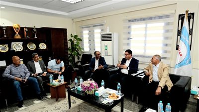 وزير الإسكان يعقد اجتماعا لمتابعة سير العمل بمختلف القطاعات بالمدينة