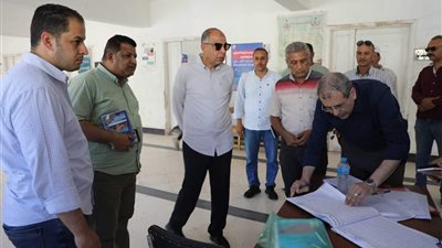 إحالة المتغيبين من الطاقم الطبي والإداري بالمراكز الصحية بالمنيا الجديدة للتحقيق