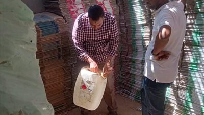يستخدم خامات مجهولة المصدر.. ضبط مصنع خل و كلور بدون ترخيص في قنا 