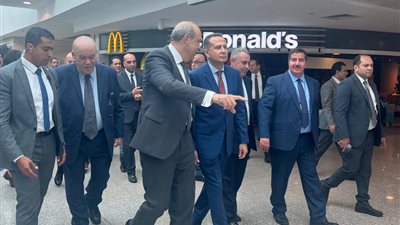 وزير الطيران يتفقد مطار القاهرة   لمتابعة وتقييم ما تم رصده من ملاحظات سابقة  لتيسير إجراءات السفر