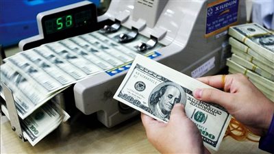 الدولار يتراجع نحو 1% من قيمته أمام الجنيه خلال يومين