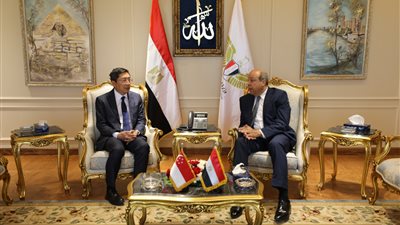 الحفني  يبحث مع سفير سنغافورة  تعزيز آفاق التعاون في الطيران المدني