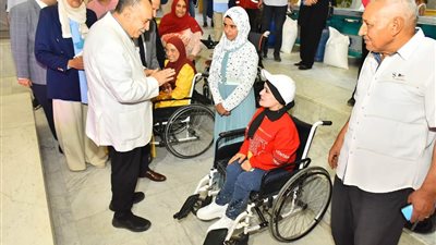 محافظ أسيوط يسلم 32 مشروع وكرسي متحرك للأسر الأولى بالرعاية وذوى الهمم 