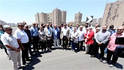وزير الإسكان يتفقد العمل بمحوري 
