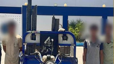 ضبط 3 أشخاص بالقاهرة لسرقتهم أغطية بالوعات بإستخدام تروسيكل