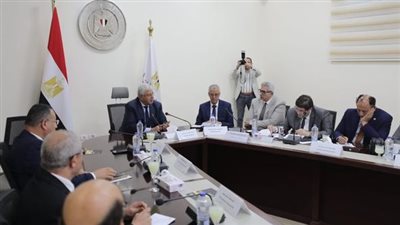 وزير التعليم العالي يناقش اللائحة الداخلية الموحدة لتنظيم عمل الجامعات الأهلية