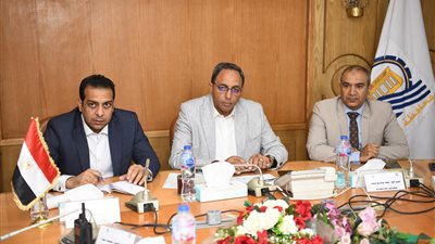 محافظ قنا يعقد اجتماعا تنسيقيا لوضع آليات تنفيذ المبادرة الوطنية للمشروعات الخضراء والذكية