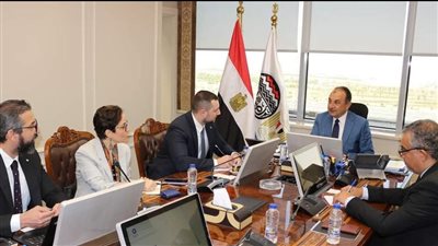 وزير قطاع الأعمال العام يبحث مع 