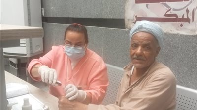 قنا.. الكشف علي 544 حالة في قافلة طبية بأبوتشت ضمن 