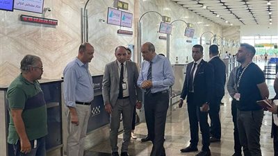 جولة تفقدية مفاجئة لوزير الطيران الي مطار سفنكس لمتابعة حركة التشغيل وتقييم مستوى الخدمات 
