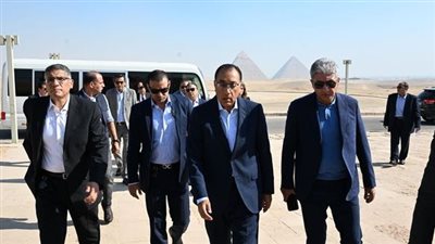 رئيس الوزراء يتفقد أعمال تطوير مدخل المنطقة الأثرية بهضبة الأهرام