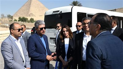 مدبولي يتفقد المنطقة الأثرية بهضبة الأهرام مع وزير السياحة 