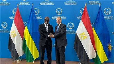 وزير الخارجية مع نظيره الرواندي يوقعان مذكرة تفاهم في مجال النقل