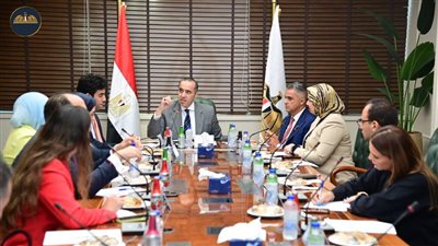 وزير الشئون النيابية يعقد لقاءًا مع مجموعة من الشباب في مناصب مختلفة