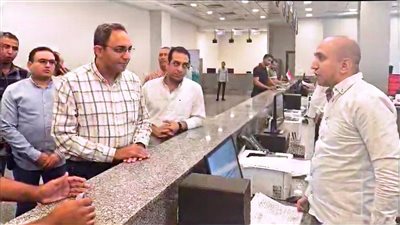  محافظ قنا يفاجيء مركز خدمات المستثمرين