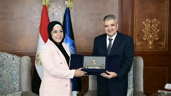 أسامة ربيع يكرم سارة