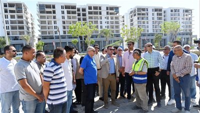 وزير الإسكان يتفقد أعمال تنفيذ الوحدات والفيلات والمرافق والطرق بكمبوند 