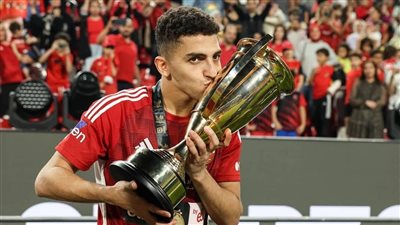 شوبير يكشف موقف كوكا من اللعب في مركز الظهير الأيسر بالأهلي قبل مواجهة الجيش الملكي