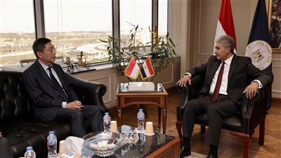 فتحي يبحث مع سفير سنغافورة تعزيز التعاون في قطاع السياحة والآثار وتنمية فرص الاستثمار السياحي