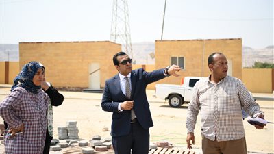 ضمن خطة تنظيم النقل الجماعي.. نائب محافظ قنا يتفقد أعمال مشروع الموقف الجديد بنقادة