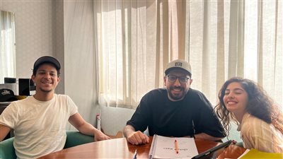 محمد جلال كاتب فيلم نجوم الساحل يطرح صور من كواليس العمل تجمعه وابطاله