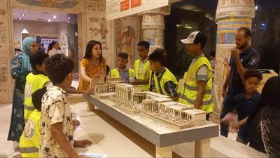 بالصور..مبادئ عامة عن الحضارة المصرية في زيارة أطفال حي المحروسة لمتحف الطفل