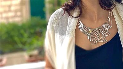 شفيعة الوكيل.. تحكي قصص مصرية بالأحجار الكريمة والفضة 