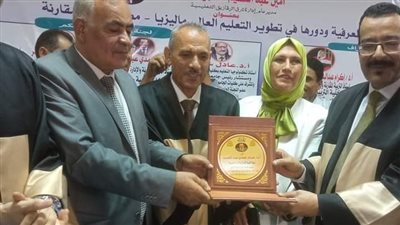 الصحفي نبيل طلعت يهنئ الدكتور أمين منصور لحصوله على الدكتوراه
