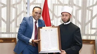 أمير الشعراء علاء جانب.. يهدي وزير الأوقاف قصيدة بعنوان «الجبل»