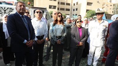 وزيرة التنمية المحلية تشرف علي عمليات البحث عن ناجين من سكان العقار المنهار بمدينة نصر