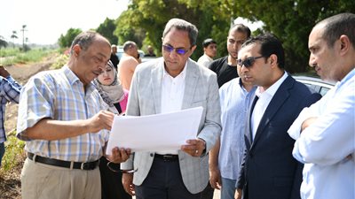 محافظ قنا يتفقد أعمال مشروع ازدواج الطريق الزراعي الشرقي