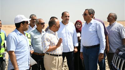 محافظ قنا يتفقد أعمال تحويلة  الطريق الصحراوي الغربي المزدوج بكمين بركة بنجع حمادي 