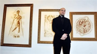 القبض على فنان يرسم لوحاته بالدم البشري.. فماذا حدث؟