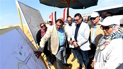 وزير الإسكان يتفقد أعمال المرافق والطرق بتوسعات مدينة 