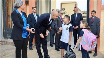 وزير التعليم يطمئن على انتظام العملية التعليمية خلال اليوم الدراسي الأول لمدرسة النيل الدولية