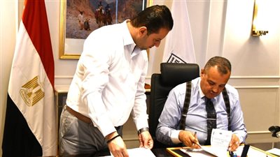 محافظ جنوب سيناء يصدق علي عقود تقنين أوضاع بشرم الشيخ ودهب ونويبع