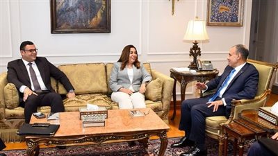 وزير الخارجية والهجرة يستقبل وزيرة التنمية المحلية ووزير الإسكان
