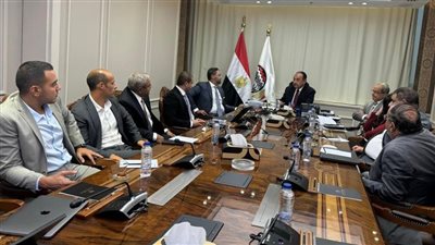 وزير قطاع الأعمال يتابع تطبيق برنامج 