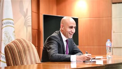 الاستثمار في العنصر البشري وتدريب المعلمين وإجراء تقييمات مستمرة 