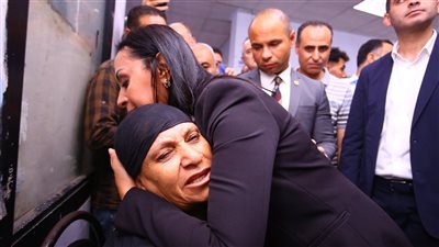 وزيرة التضامن تعزي سيدة فقدت ابنتيها وحفيدتها في حادث قطاري مدينة الزقازيق