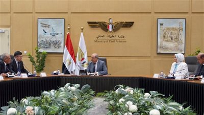 وزير الطيران المدني يبحث مع مسئولي شركة 