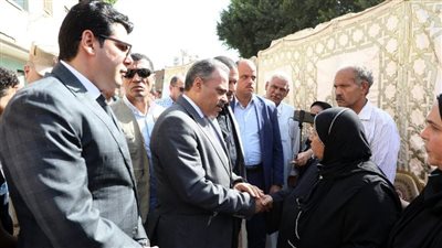 محافظ الشرقية يؤدي واجب العزاء والمواساة لأسر ضحايا حادث اصطدام قطارين بالزقازيق