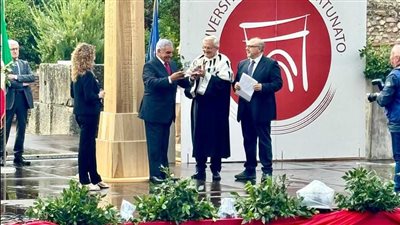 حصول زاهي حواس على جائزة الإمبراطور تراجان من جامعة بينيفينتو الإيطالية