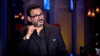 بطابع تسعيناتي..أكرم حسني ضيف في مسلسل