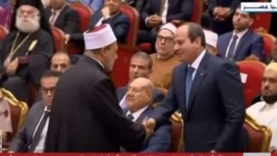 شيخ الأزهر يُكرم الرئيس السيسي بهدية تذكارية في احتفال المولد النبوي