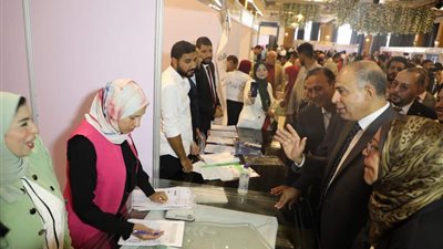 يوفر 4000 فرصة عمل.. محافظ المنيا يفتتح ملتقى توظيف الشباب 2024 