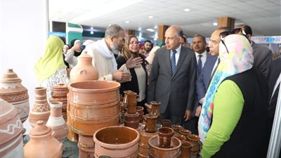 محافظ المنيا يفتتح معرض أيادى مصر للحرف اليدوية