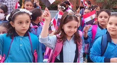 مدارس كفرالشيخ تستقبل الطلاب بالحلوى والورود 