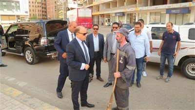 محافظ كفر الشيخ يكافئ عامل نظافة لاتقانه فى عمله